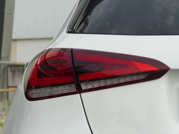 Mercedes-Benz A 250 e AMG Line 14
