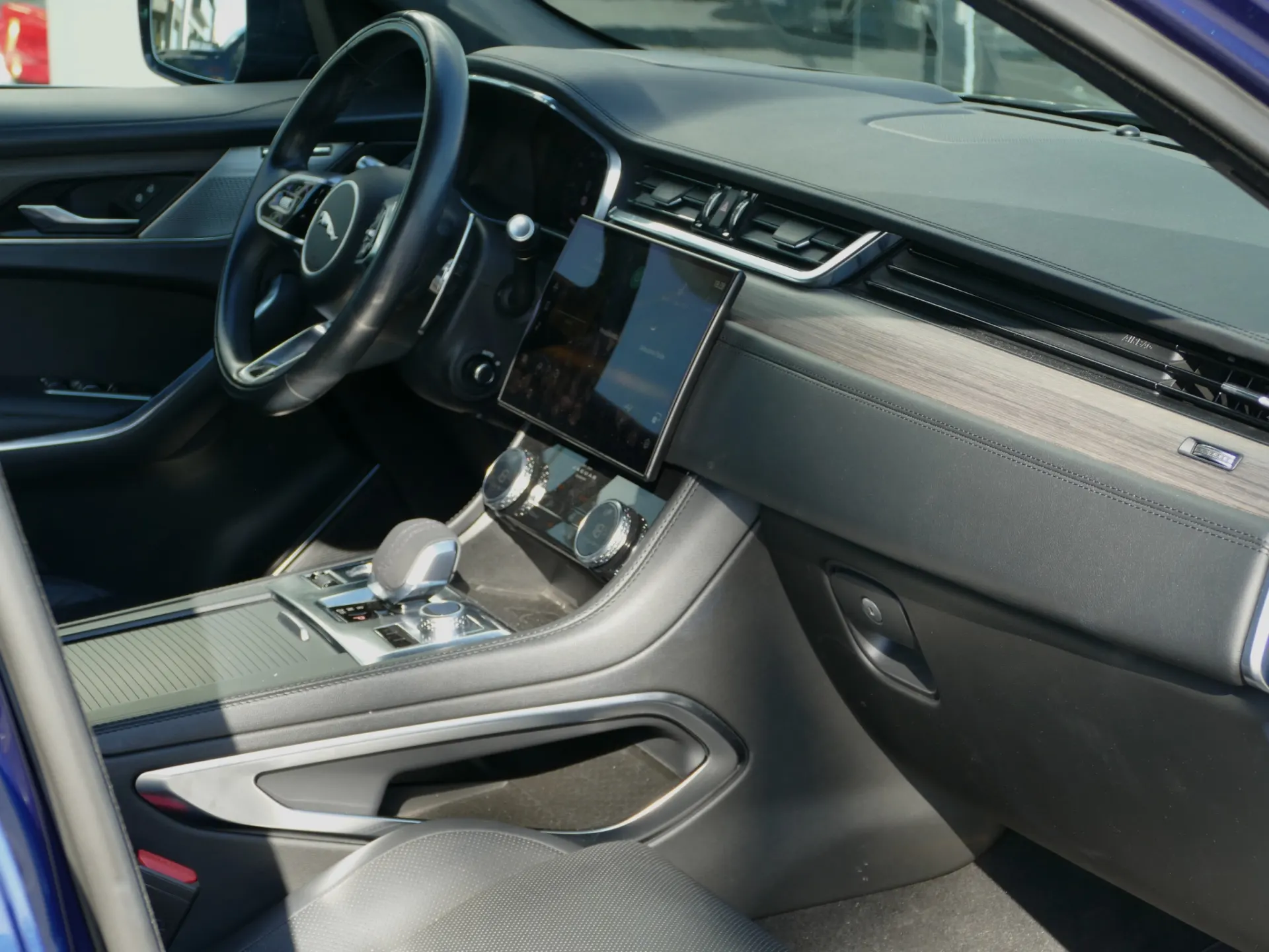 Jaguar F-Pace 2.0 P400e AWD R-Dynamic S 27