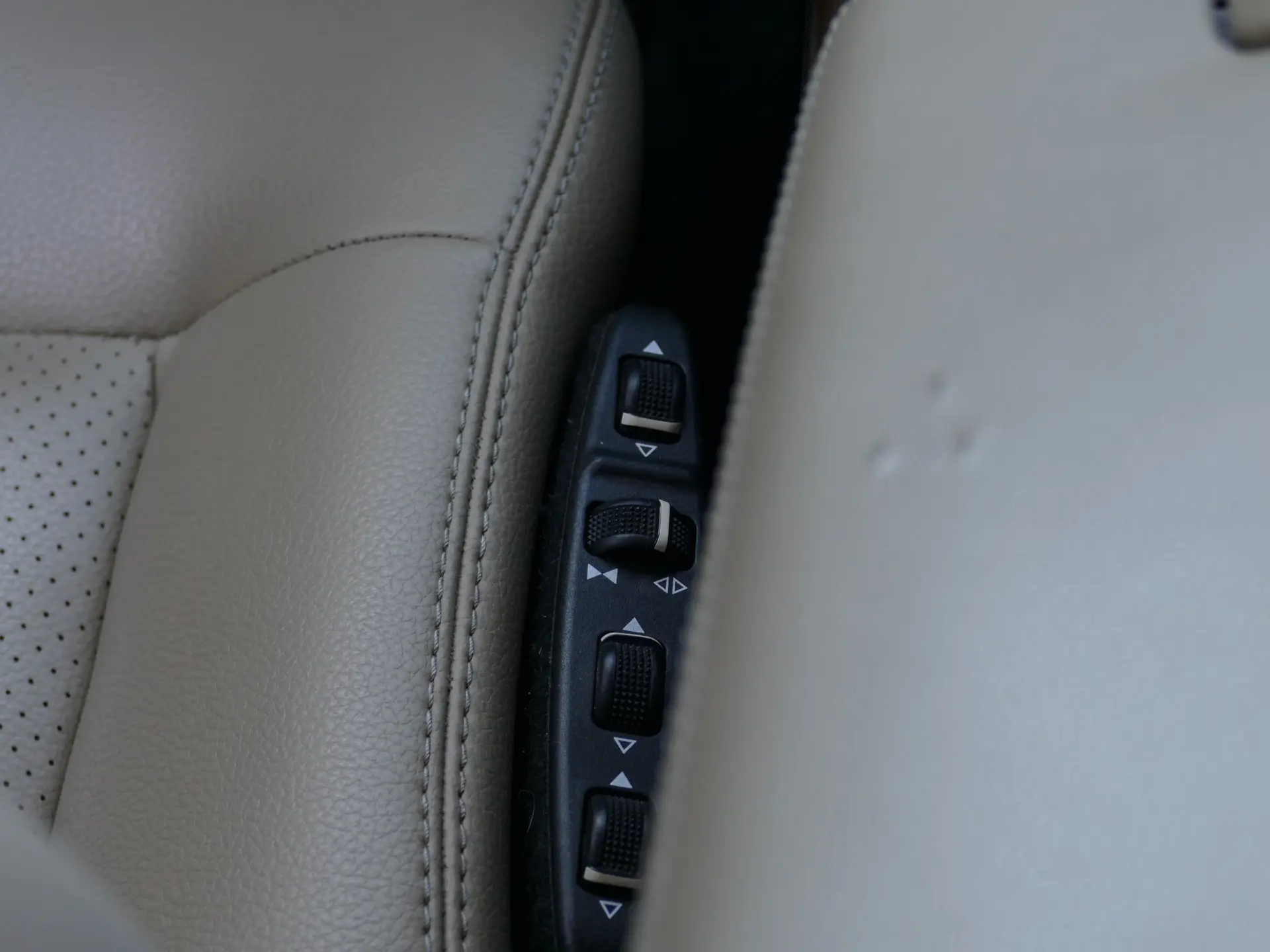 Mercedes-Benz E 220 CDi Avantgarde BE Auto. 38