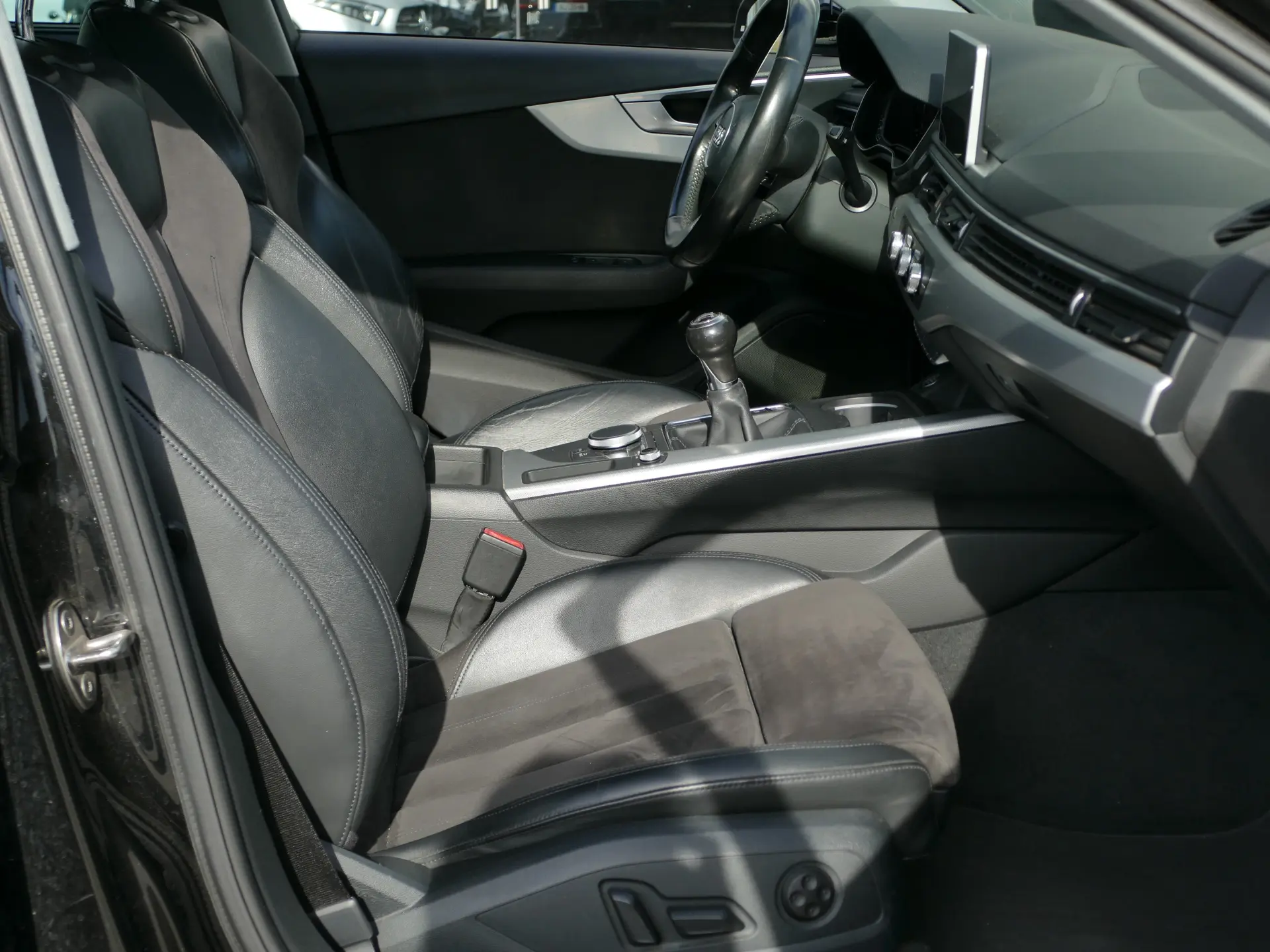 Audi A4 Avant 2.0 TDI Advance 33