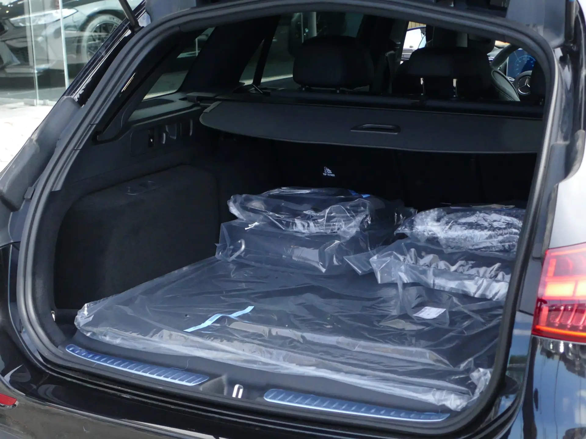 Mercedes-Benz C 300 e AMG Line 12