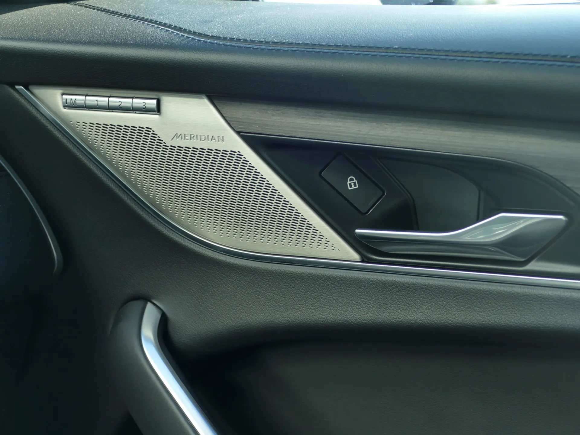 Jaguar F-Pace 2.0 P400e AWD R-Dynamic S 39