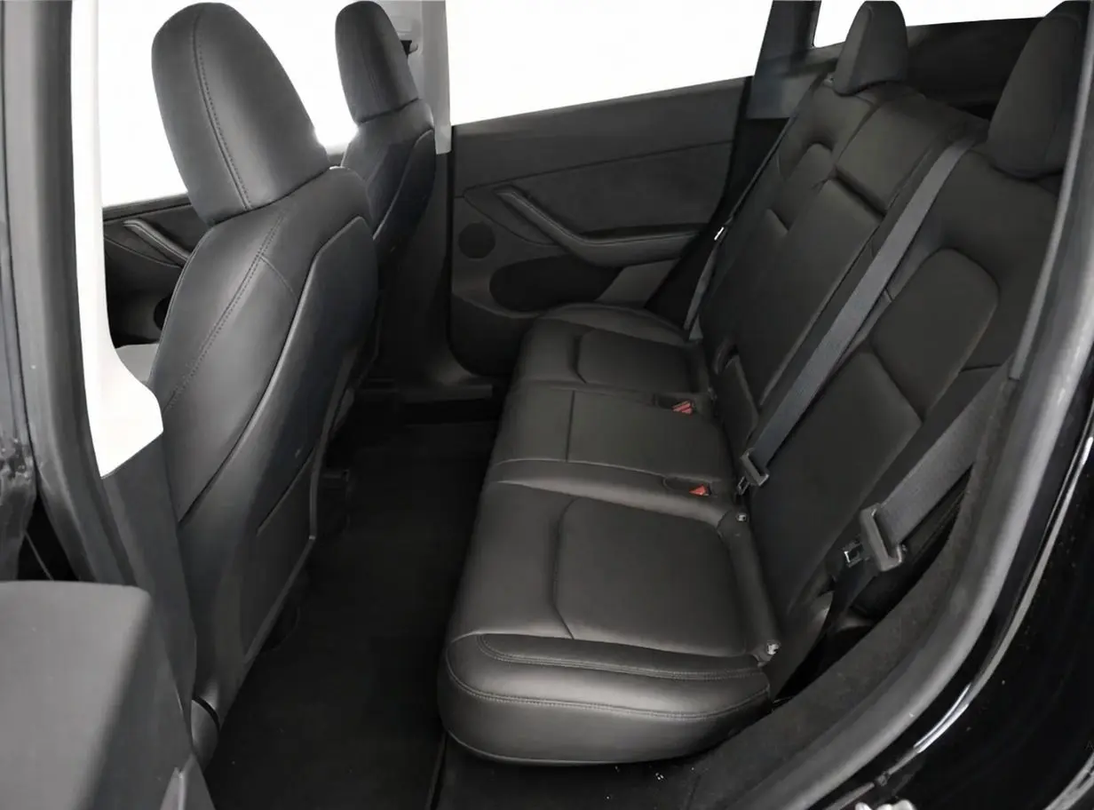 Tesla Model Y Performance Dual Motor AWD 8