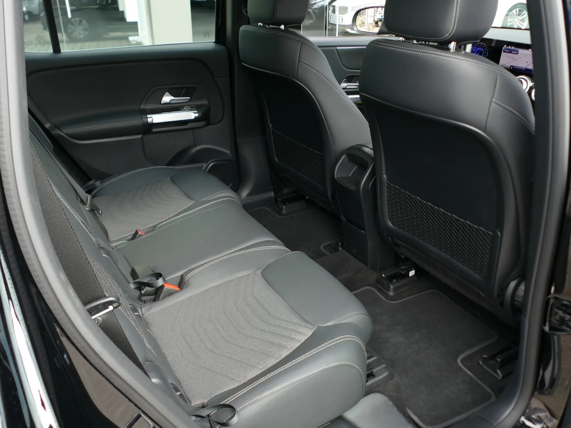 Mercedes-Benz EQB 300 4Matic Progressive 31