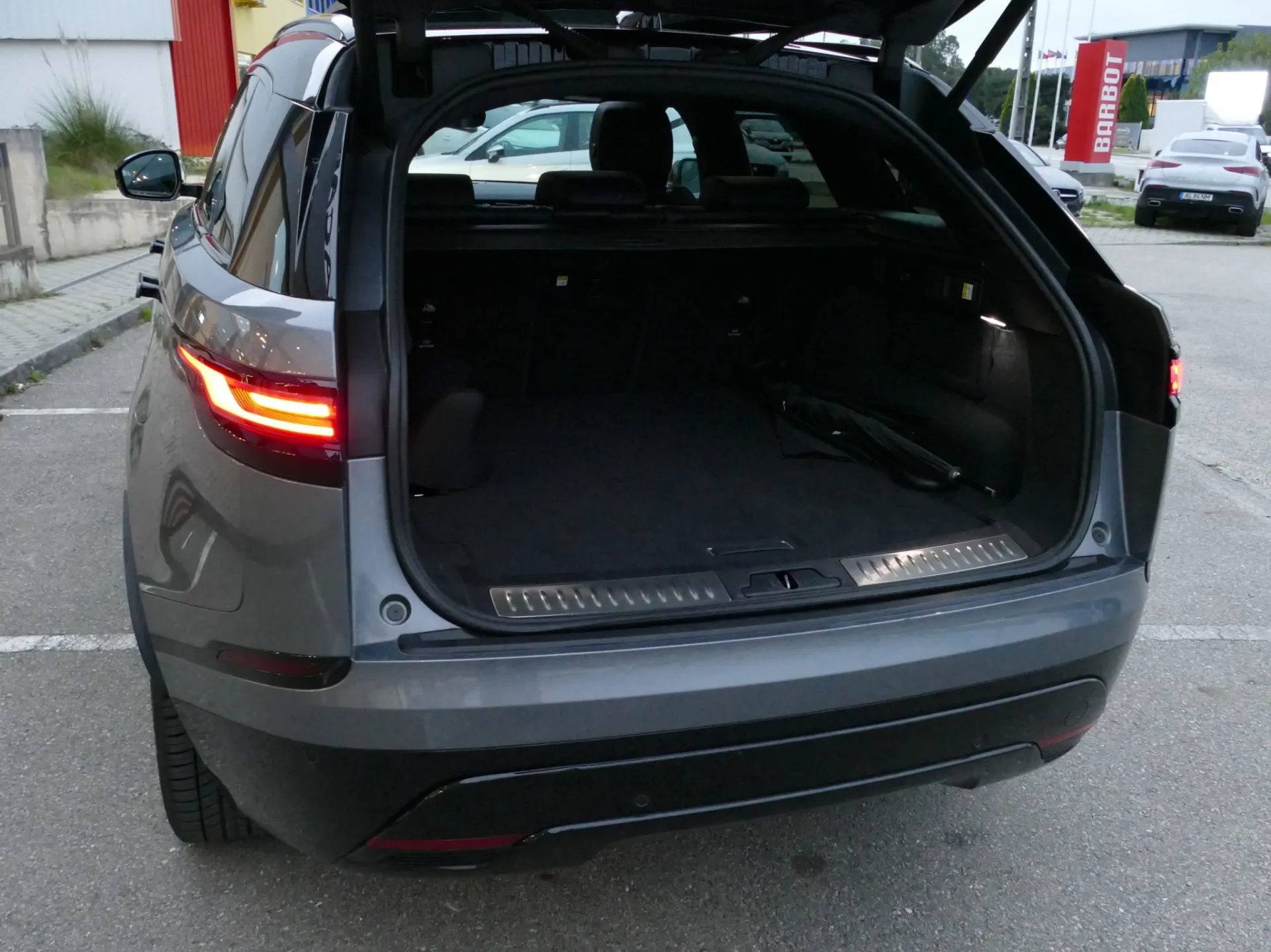 Land Rover Range Rover Velar 2.0 P400e AWD Dynamic SE 14