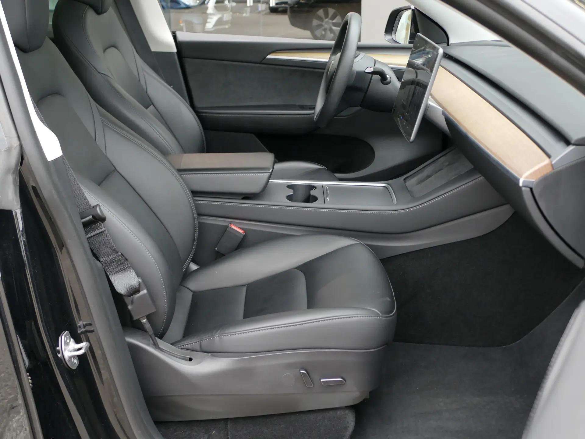 Tesla Model Y Standard 27