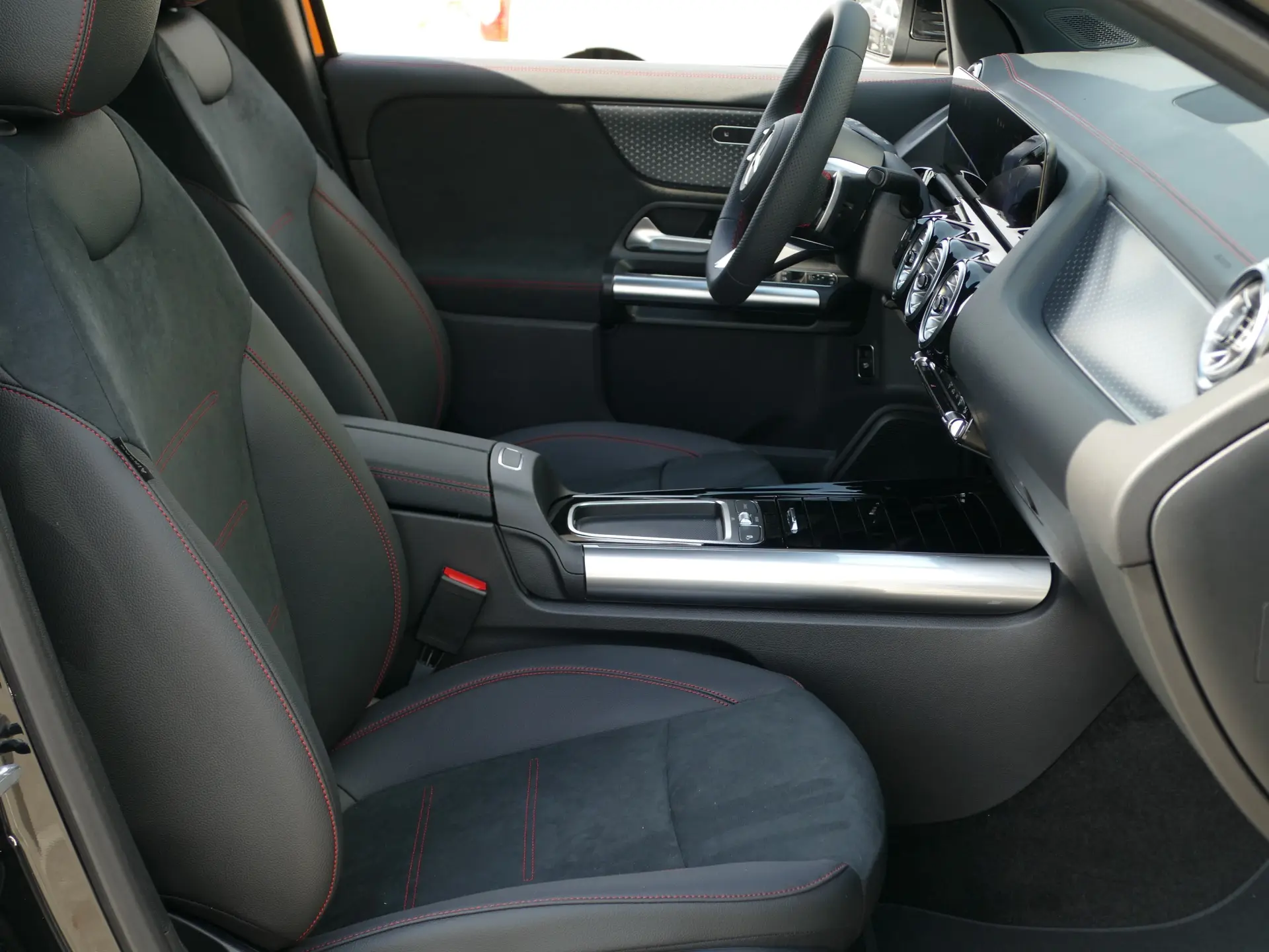 Mercedes-Benz EQA 250+ AMG Line 33
