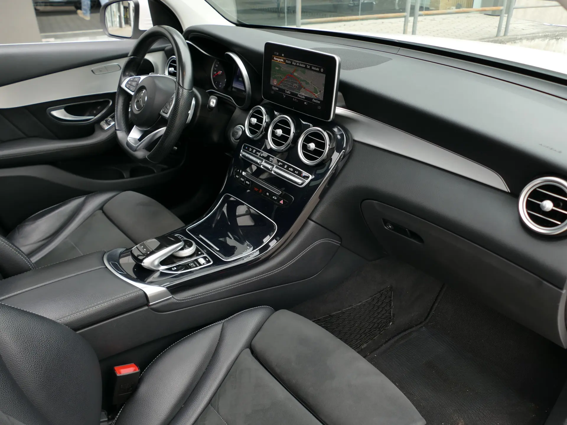 Mercedes-Benz GLC 220 d 4Matic 9G-TRONIC AMG Line 32