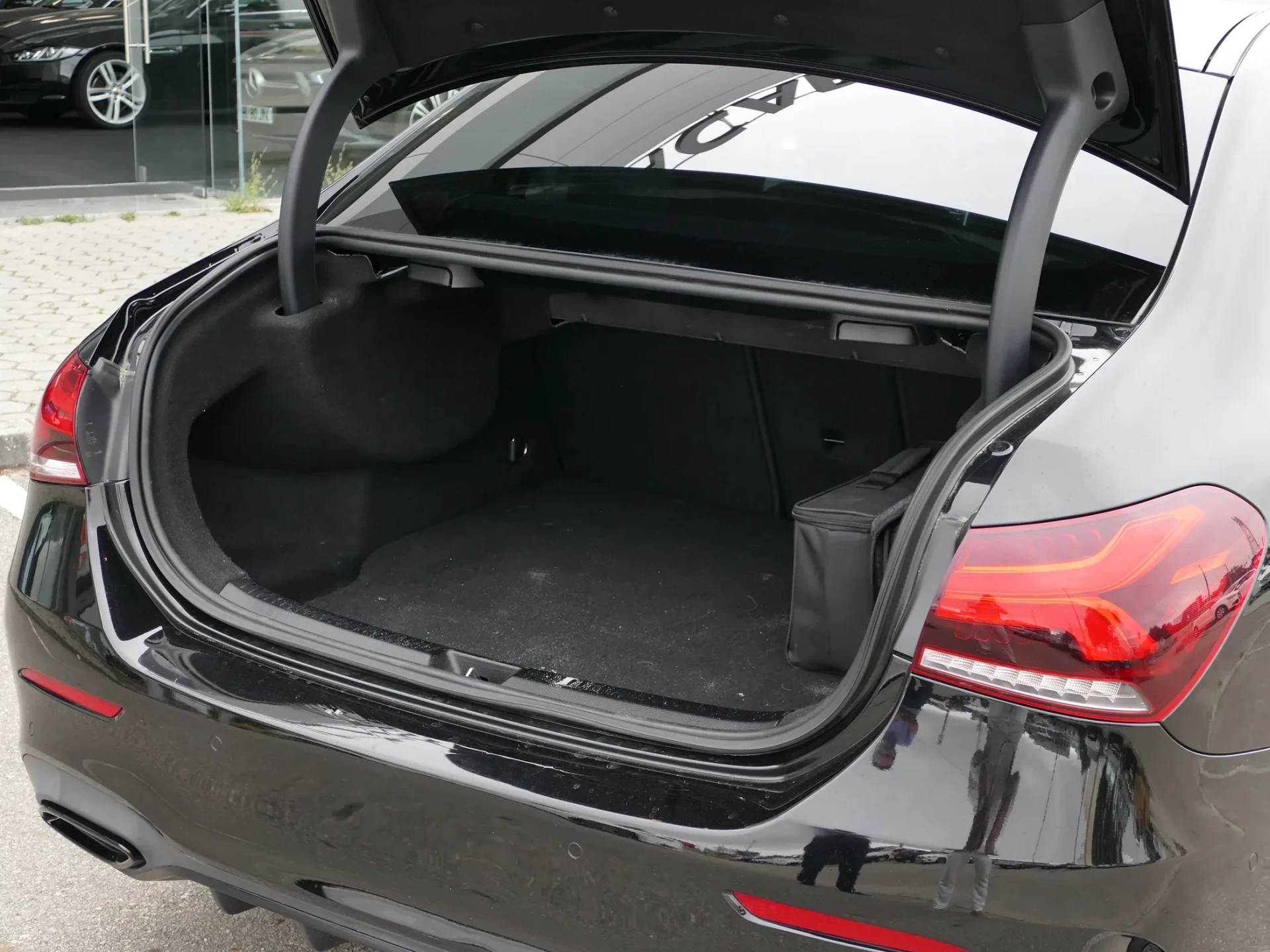 Mercedes-Benz A 250 Limousine e AMG Line 5