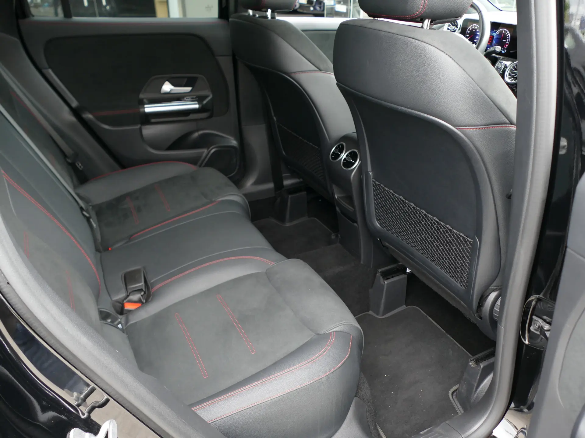Mercedes-Benz GLA 250 e AMG Line 32