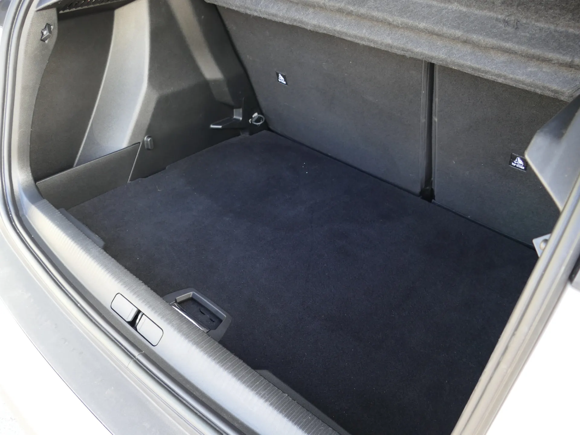 Peugeot 2008 1.2 PureTech Allure EAT8 5