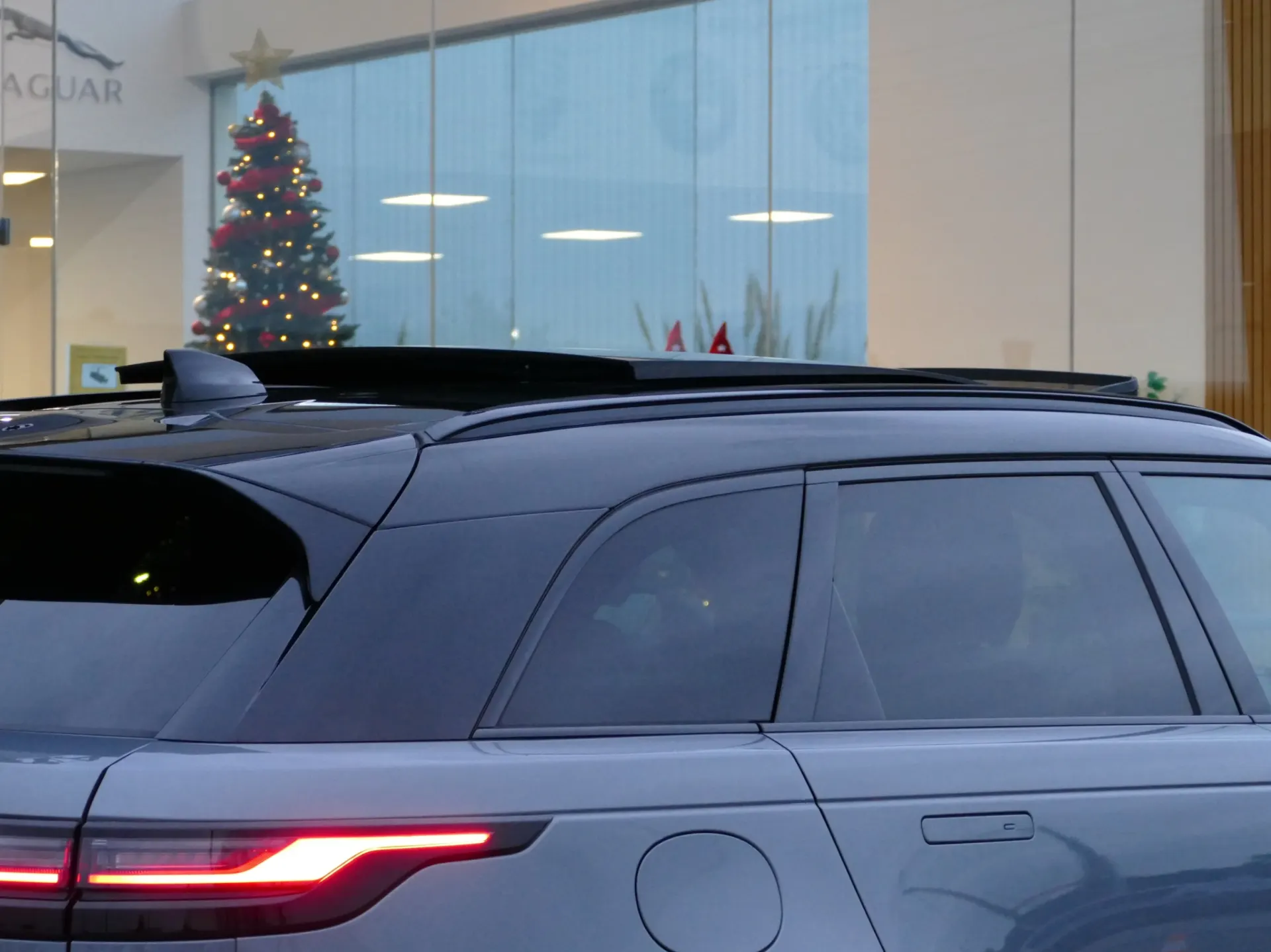 Land Rover Range Rover Velar 2.0 P400e AWD Dynamic SE 11