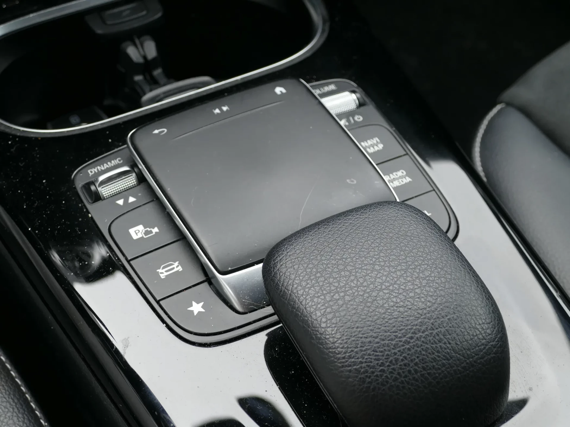 Mercedes-Benz A 250 Limousine e AMG Line 18