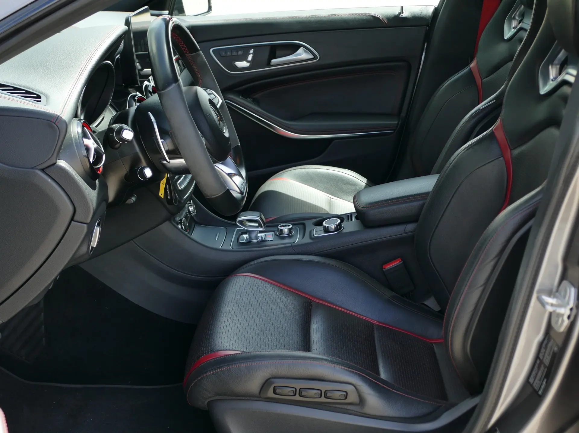 Mercedes-Benz CLA 45 AMG Shooting Brake 4-Matic 32