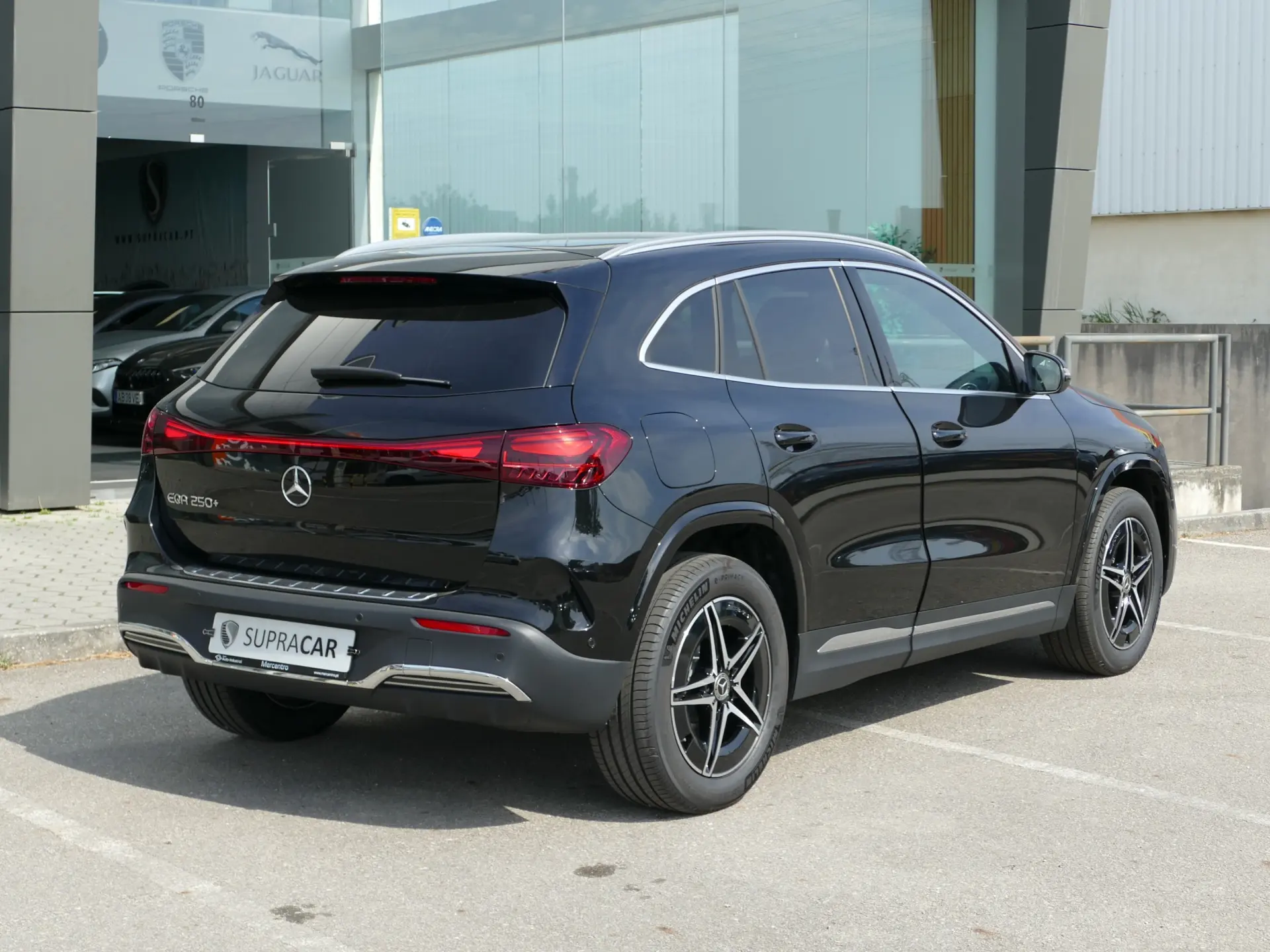 Mercedes-Benz EQA 250+ AMG Line 4
