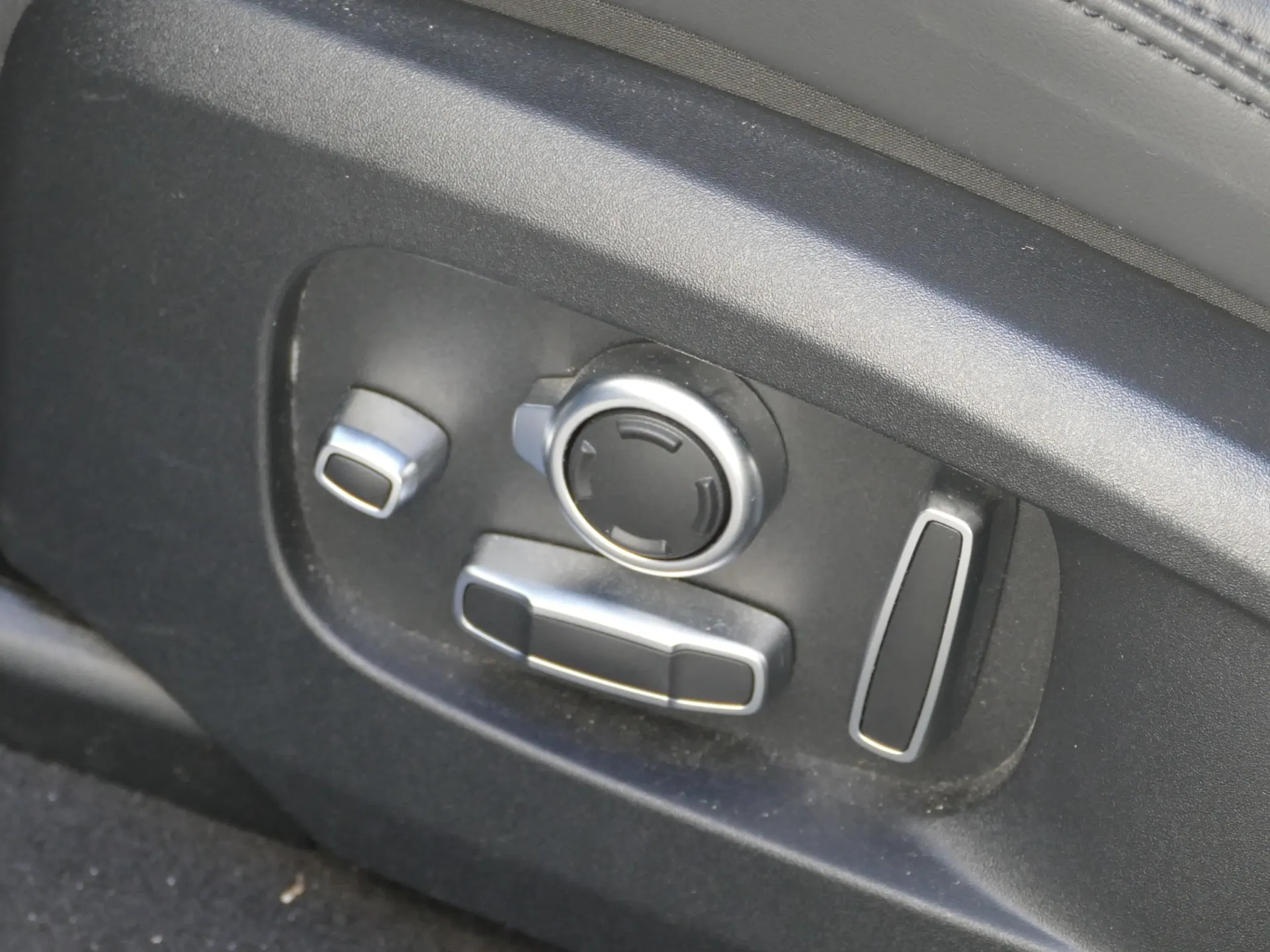 Jaguar F-Pace 2.0 P400e AWD R-Dynamic S 28