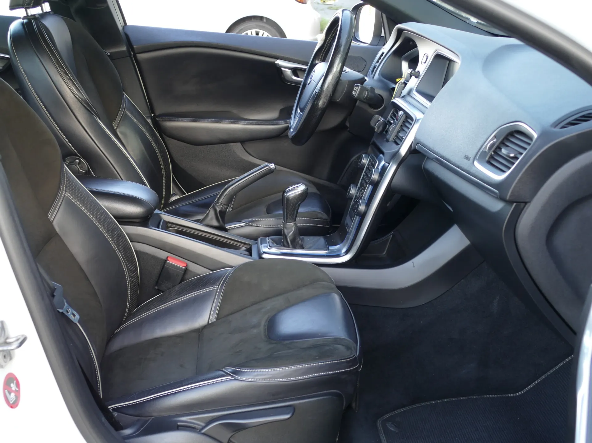 Volvo V40 2.0 D2 R-Design 24