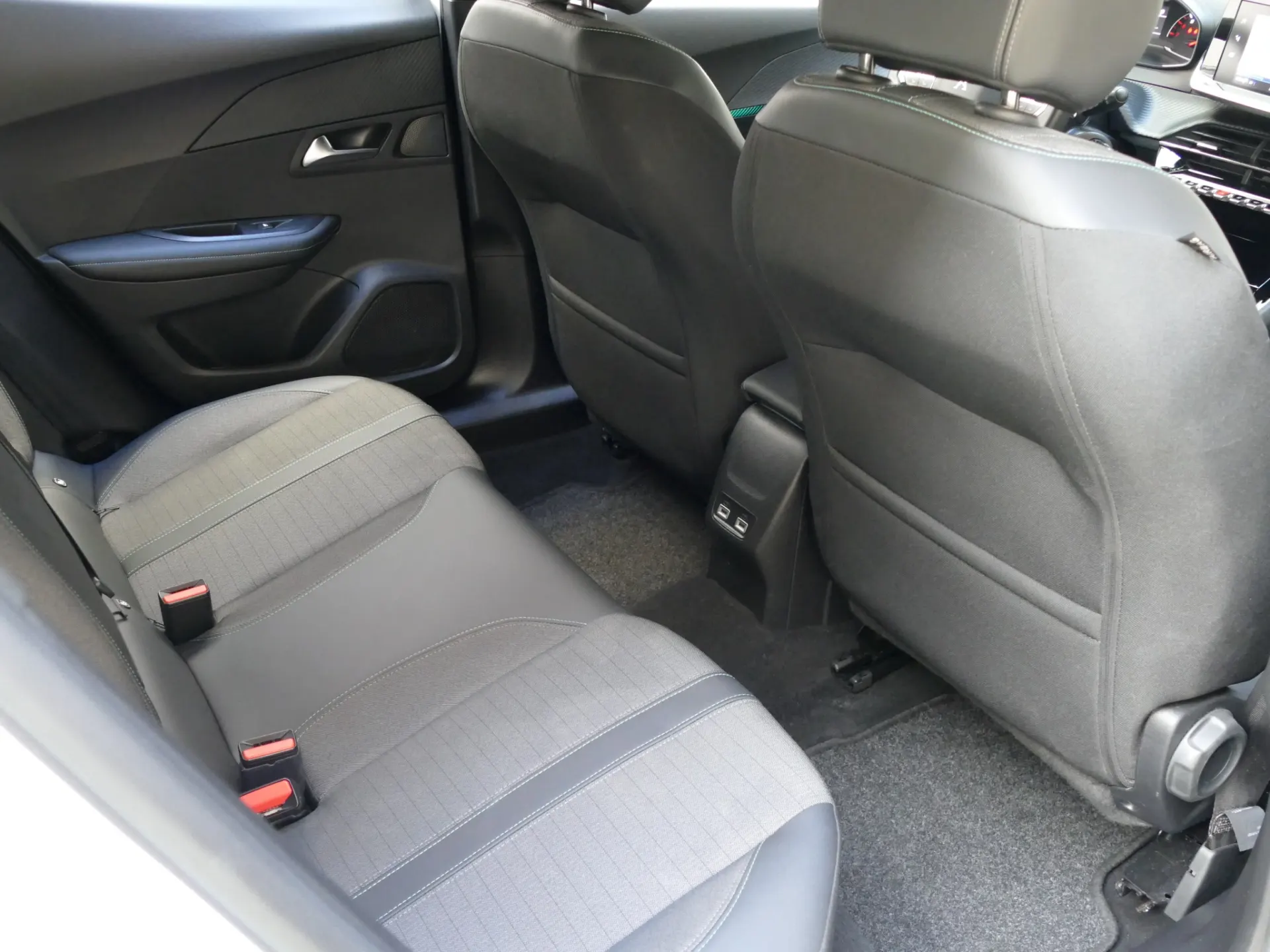 Peugeot 2008 1.2 PureTech Allure EAT8 29