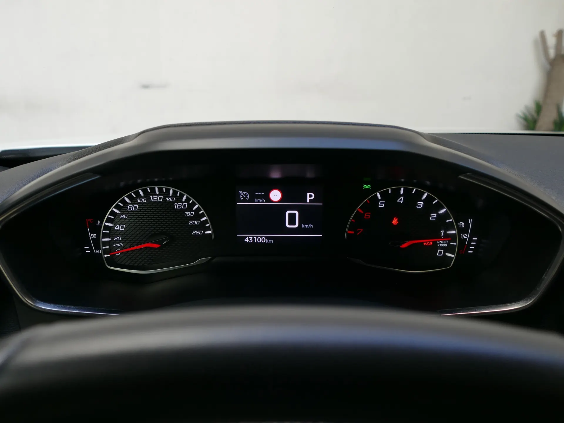 Peugeot 2008 1.2 PureTech Allure EAT8 16