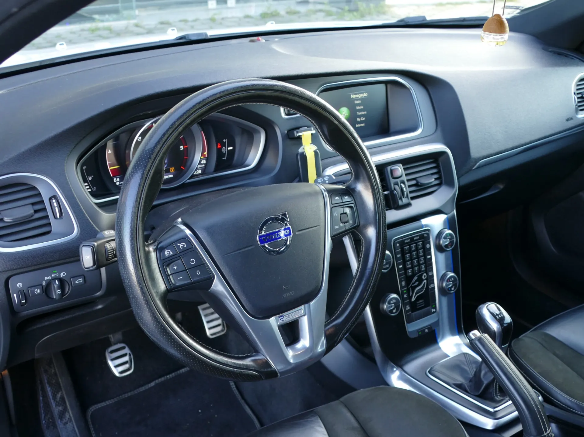 Volvo V40 2.0 D2 R-Design 19