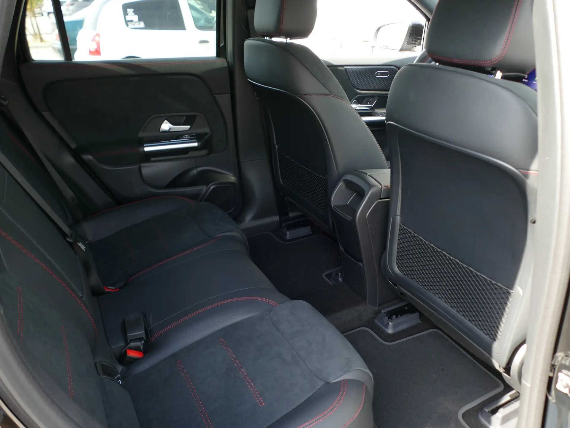 Mercedes-Benz EQA 250+ AMG Line 34