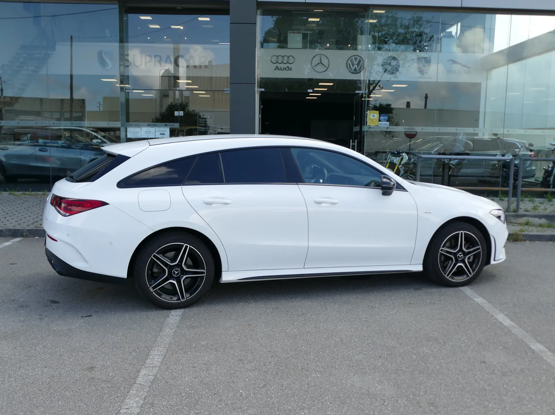 Mercedes-Benz CLA 250 e Shooting Brake AMG Line 16