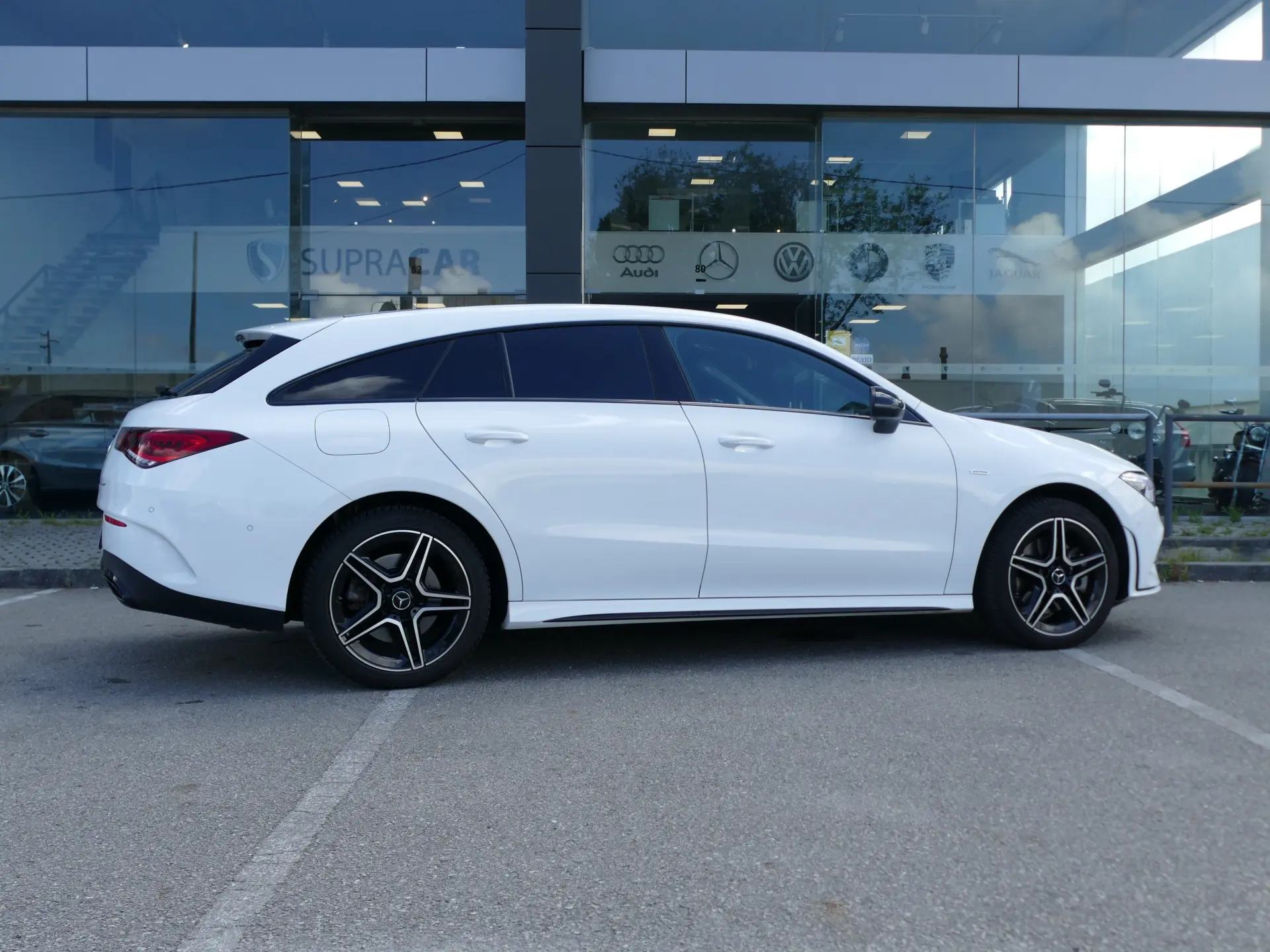 Mercedes-Benz CLA 250 e Shooting Brake AMG Line 39