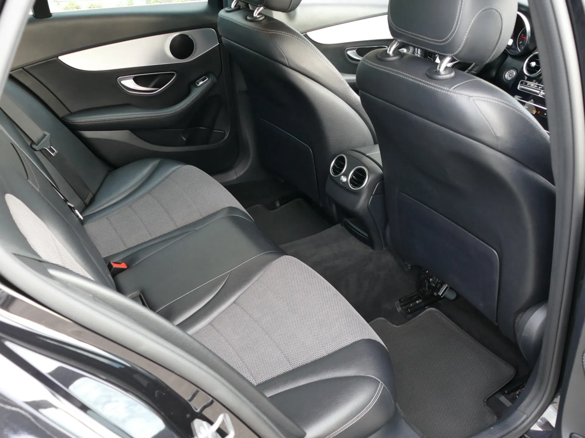 Mercedes-Benz C 200 d Avantgarde 31