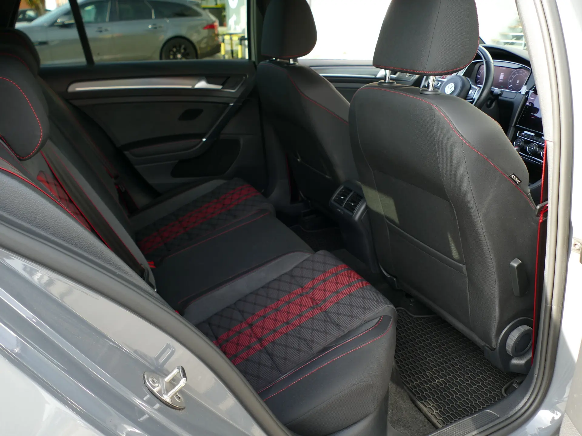 Volkswagen Golf 2.0 TSI GTi TCR DSG 33