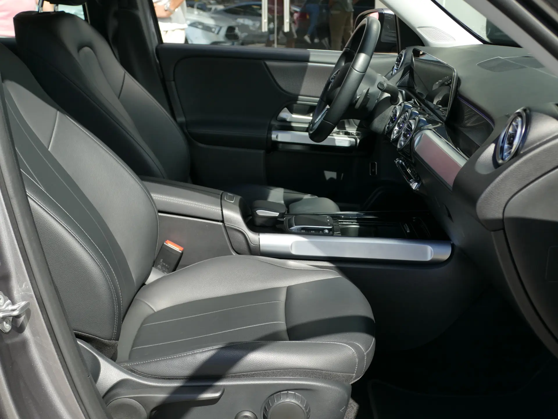 Mercedes-Benz EQB 250 Progressive 28