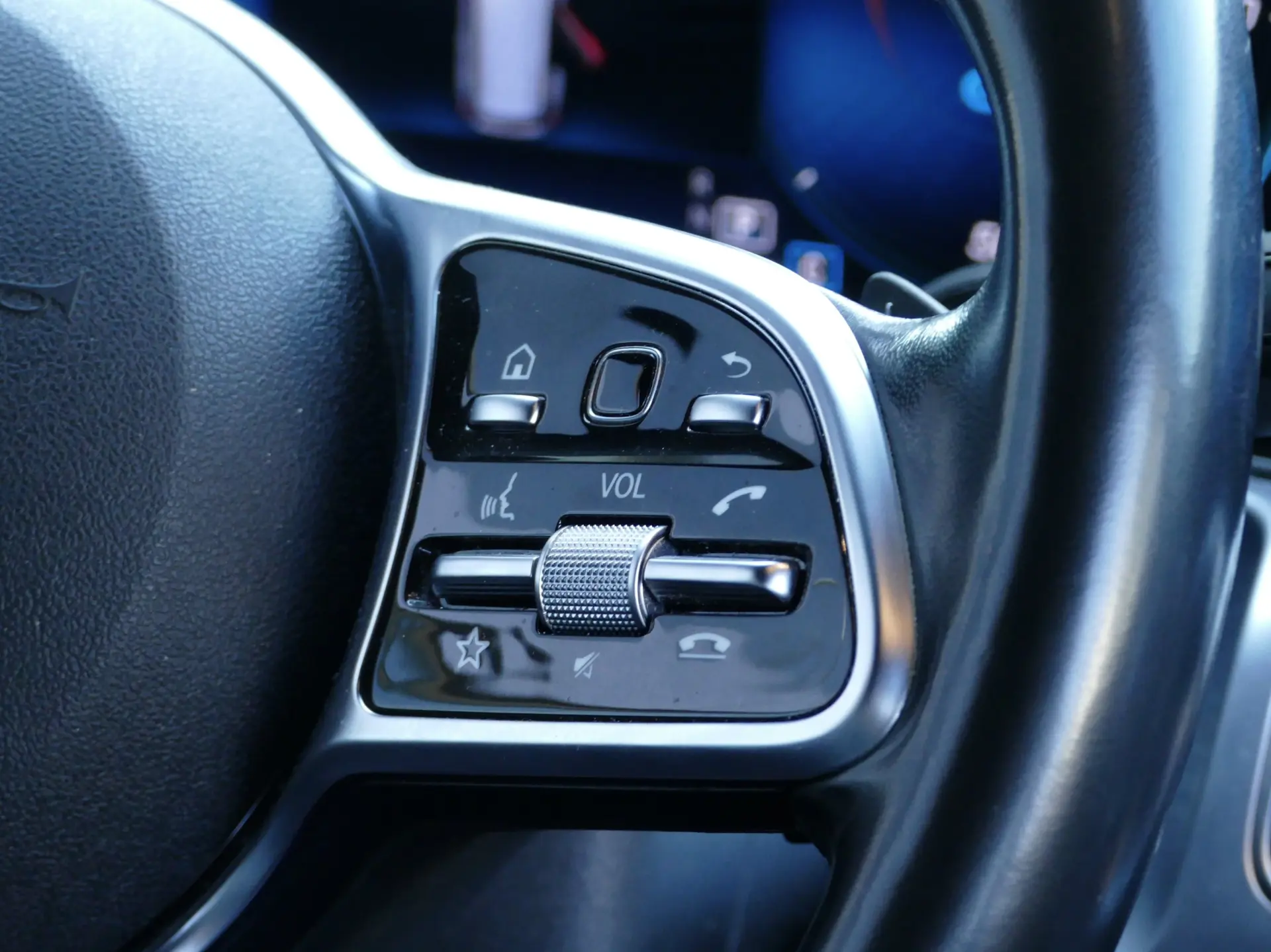 Mercedes-Benz EQB 300 4Matic 38