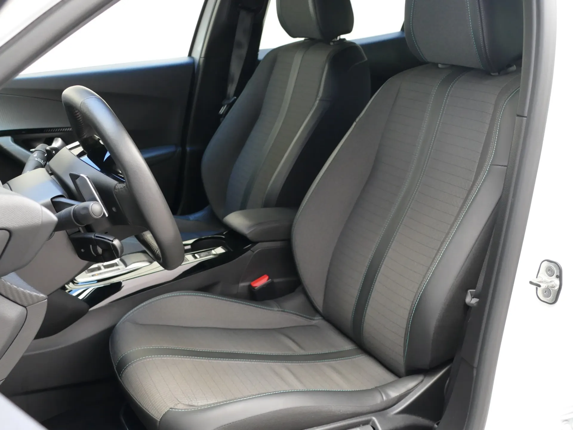 Peugeot 2008 1.2 PureTech Allure EAT8 23