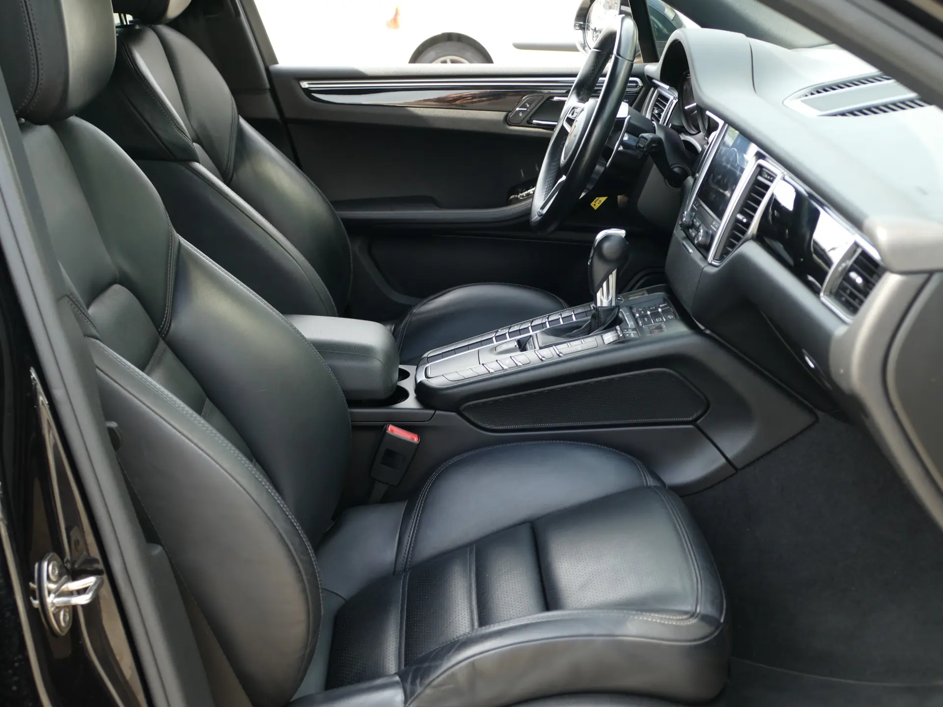 Porsche Macan S 33