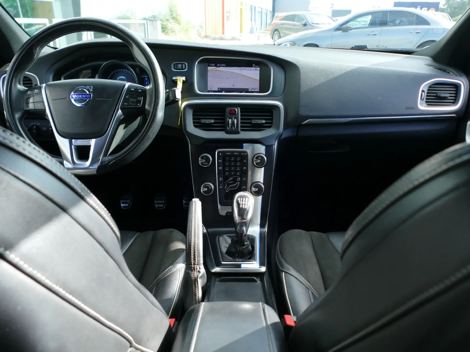 Volvo V40 1.6 D2 R-Design 33