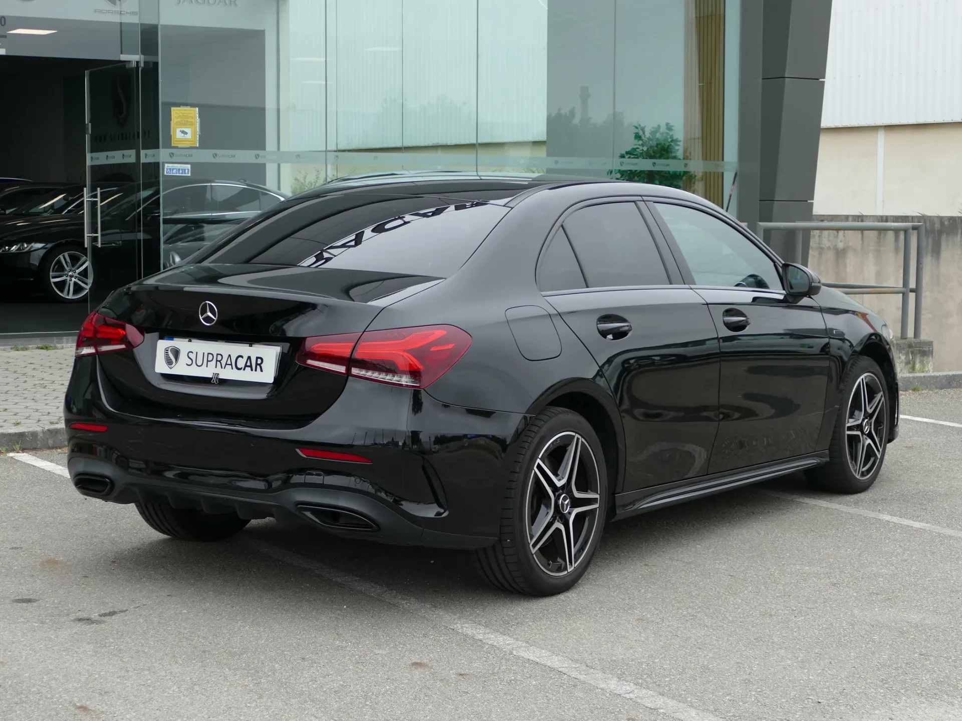 Mercedes-Benz A 250 Limousine e AMG Line 3