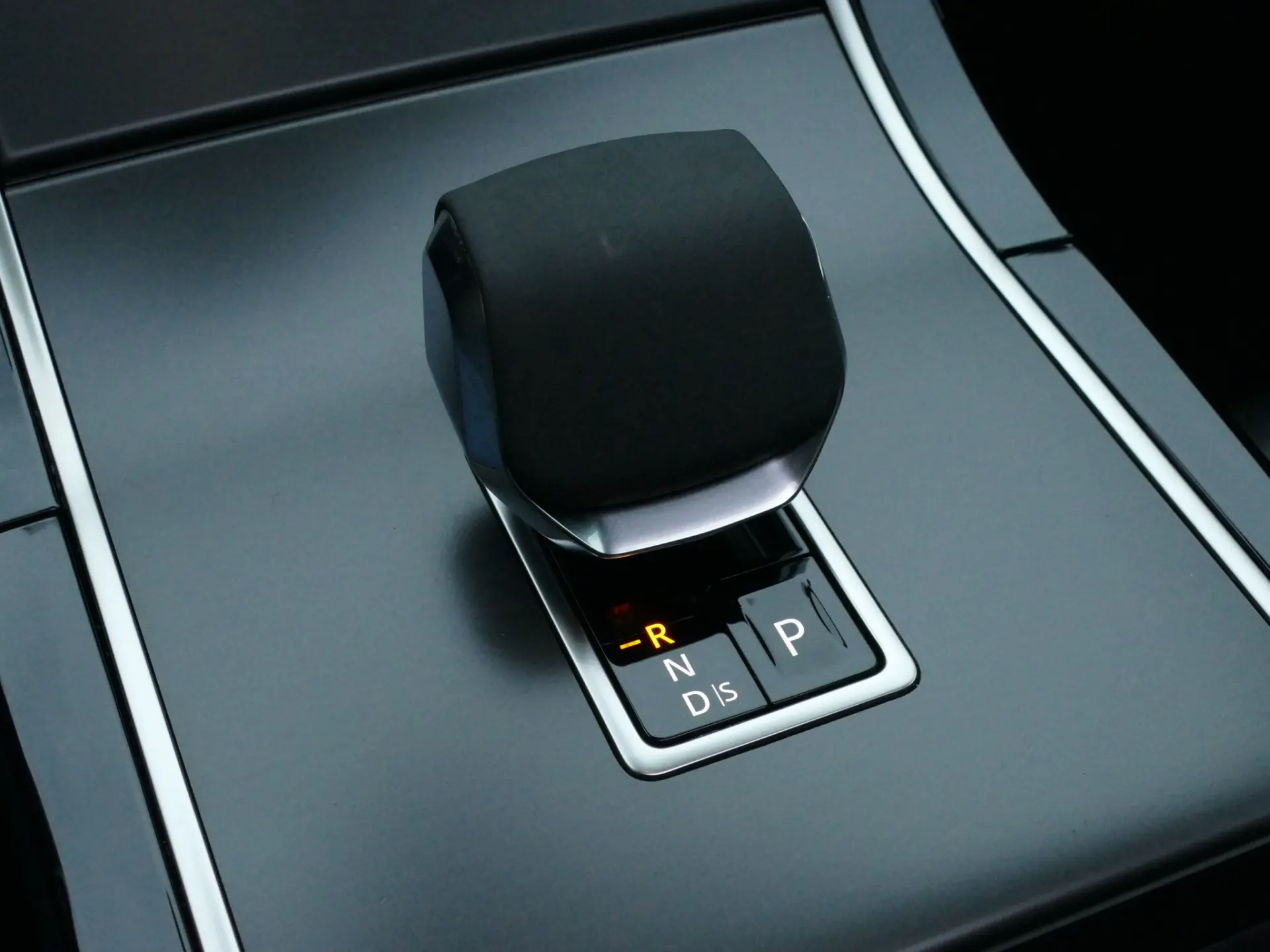 Land Rover Range Rover Velar 2.0 P400e AWD Dynamic SE 24