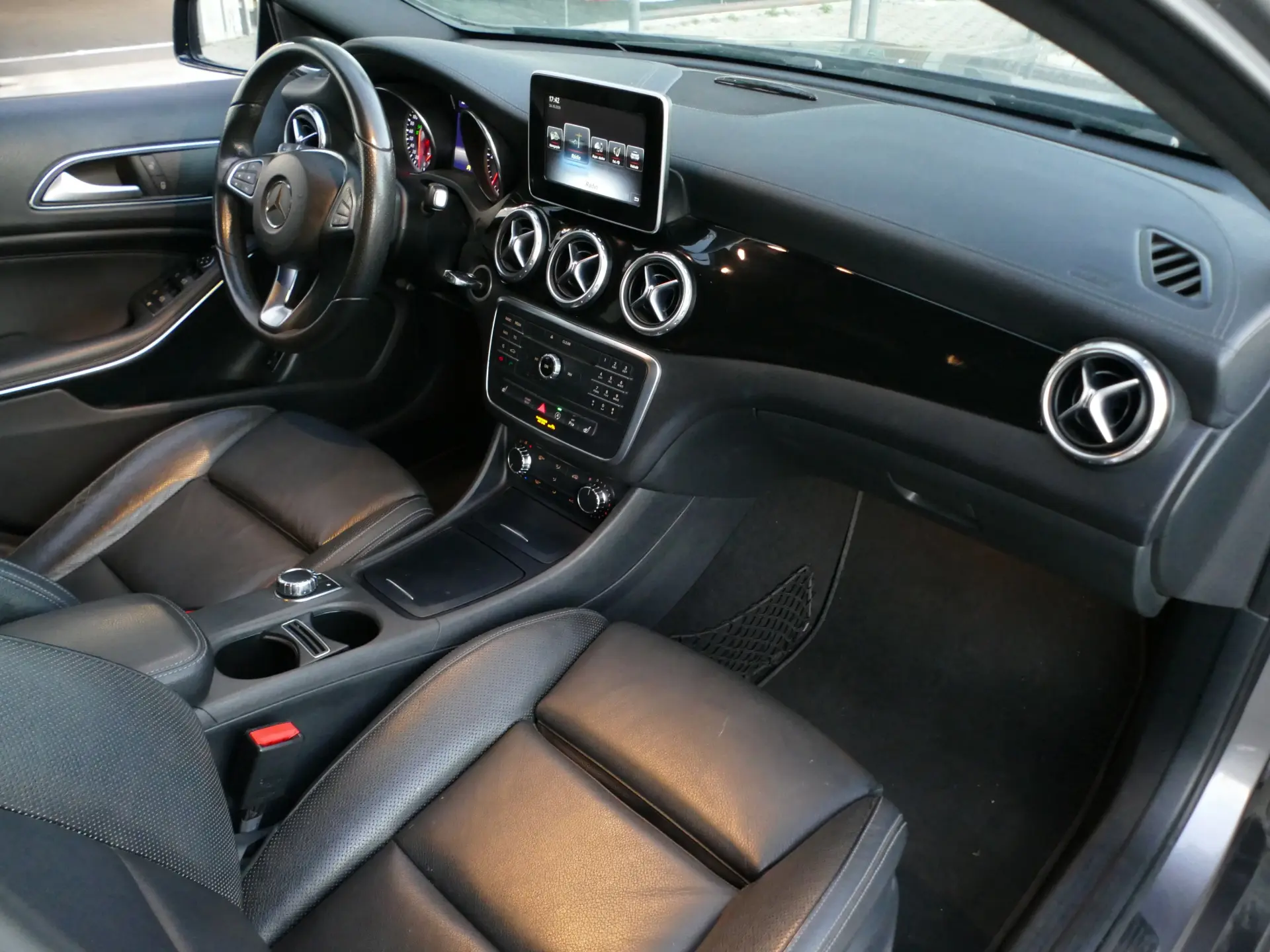 Mercedes-Benz GLA 220 d Urban 28