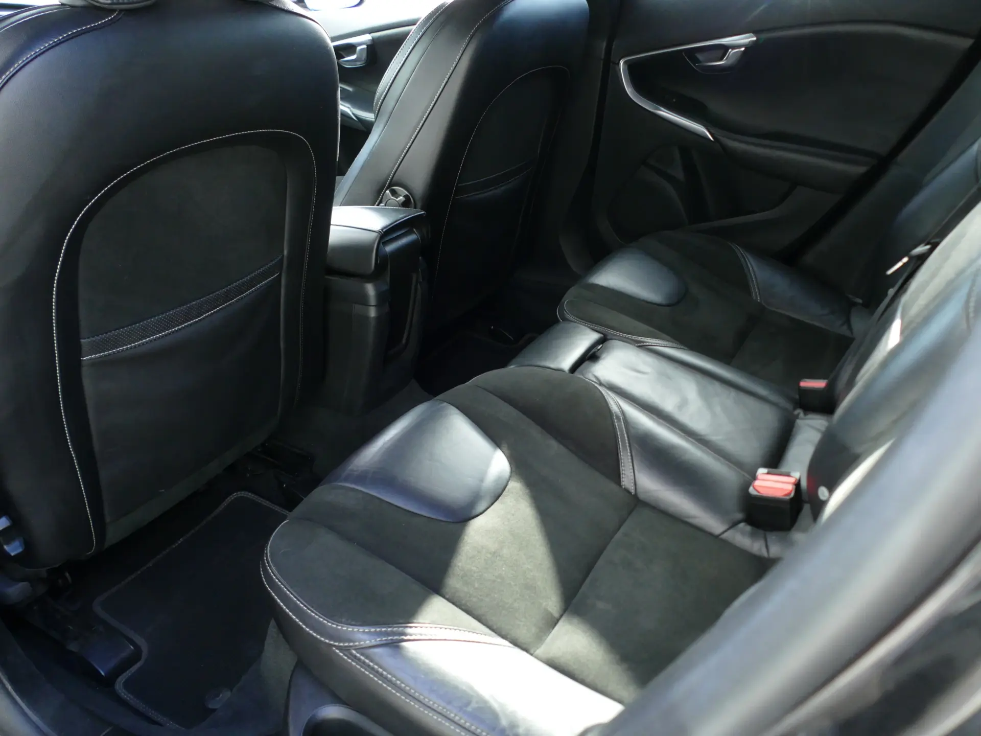 Volvo V40 1.6 D2 R-Design 28