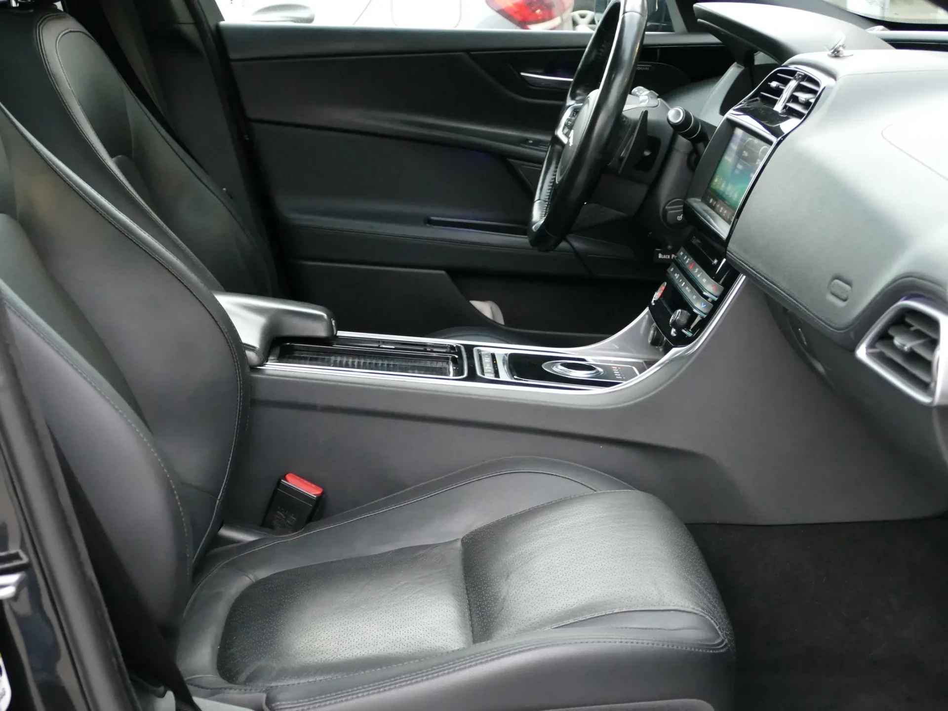 Jaguar XE 2.0 D R-Sport Aut. 13
