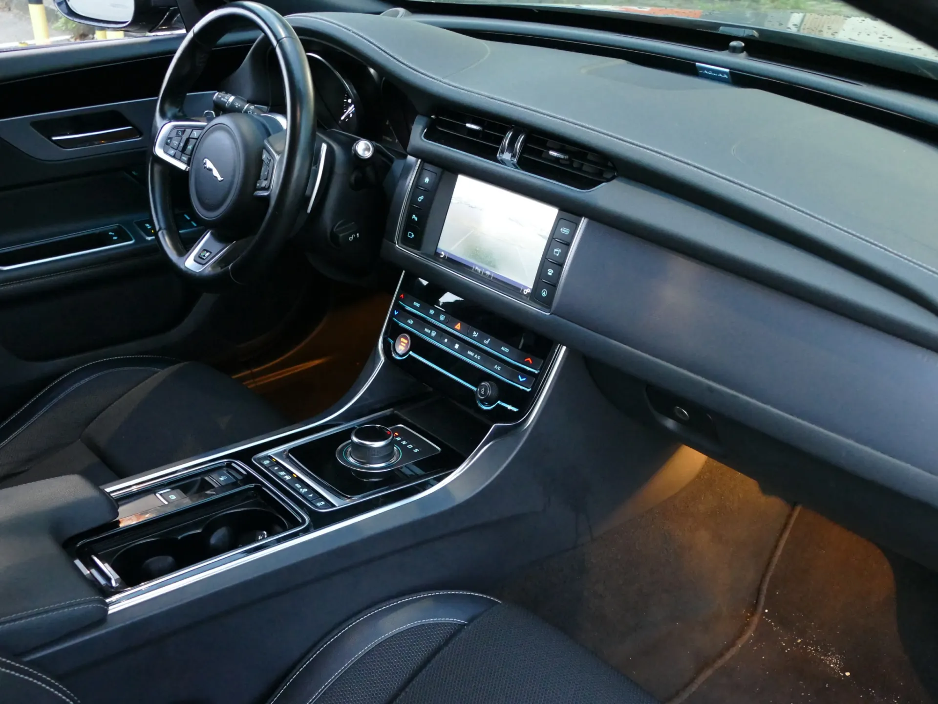 Jaguar XF Sportbrake 2.0 D R-Sport Aut. 29