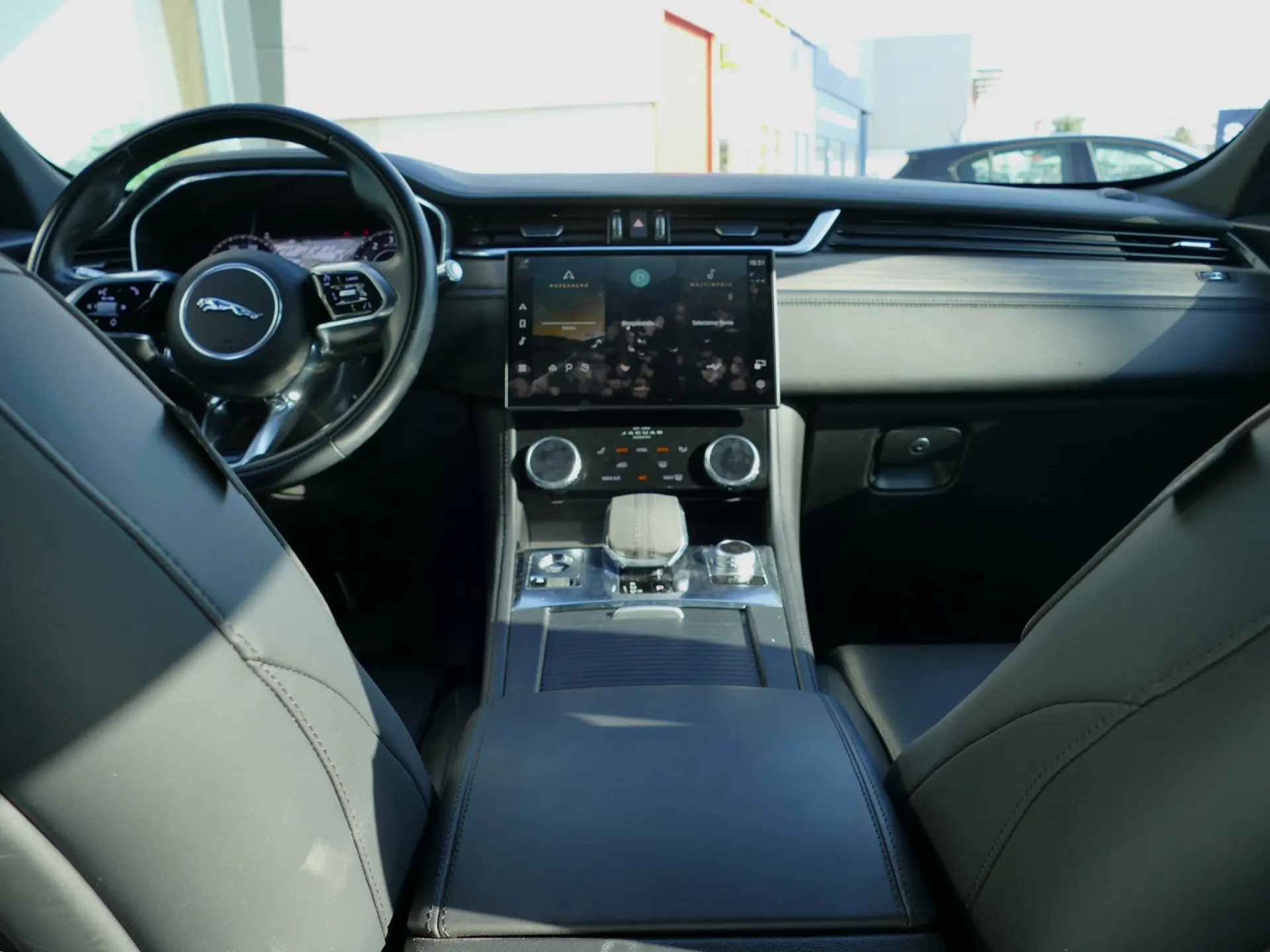 Jaguar F-Pace 2.0 P400e AWD R-Dynamic S 40