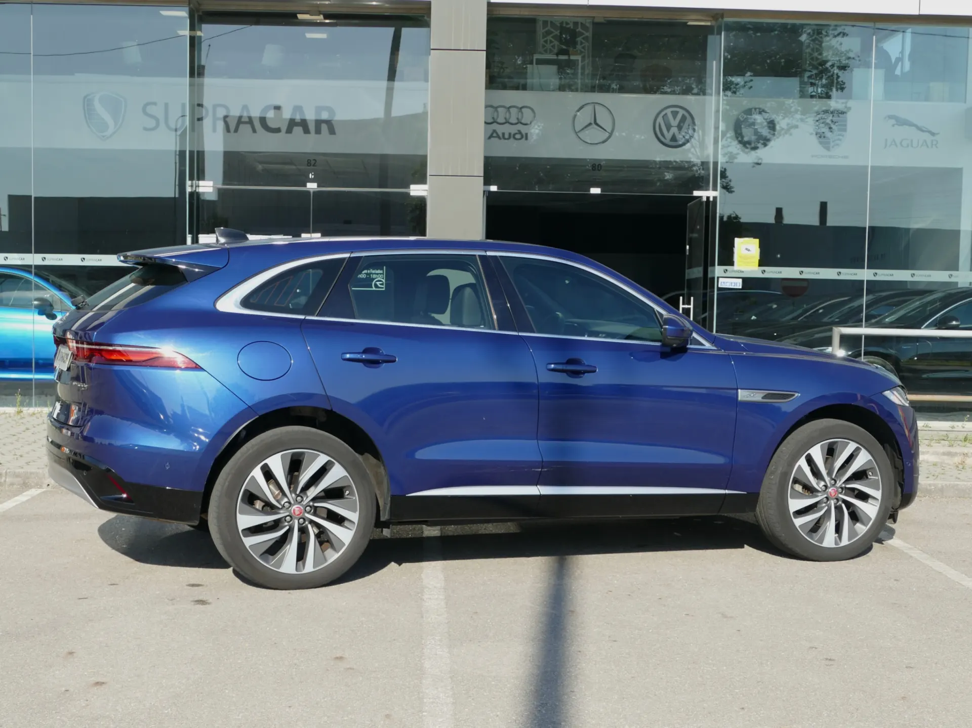 Jaguar F-Pace 2.0 P400e AWD R-Dynamic S 16