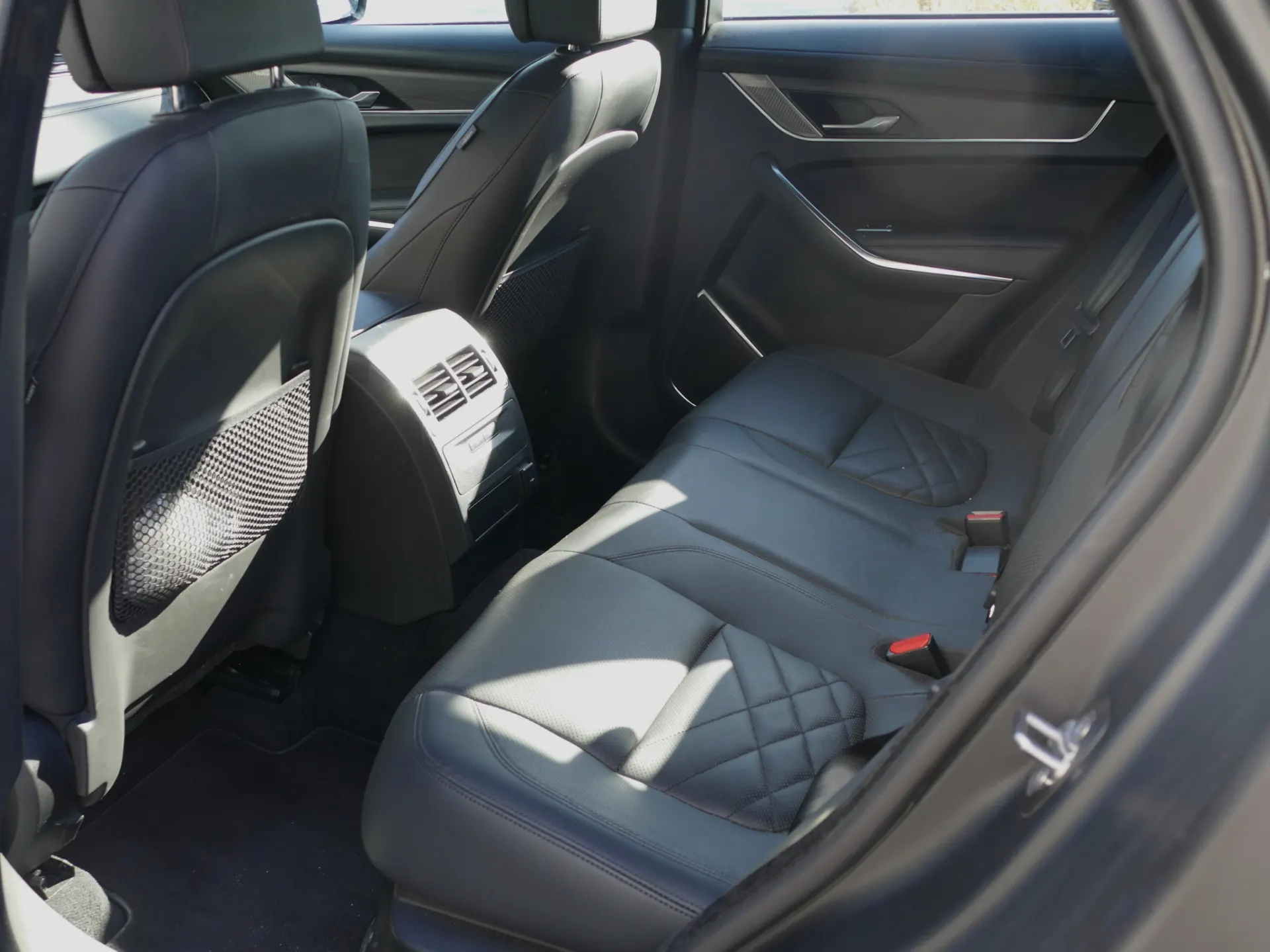 Jaguar F-Pace 2.0 P400e AWD R-Dynamic S 30