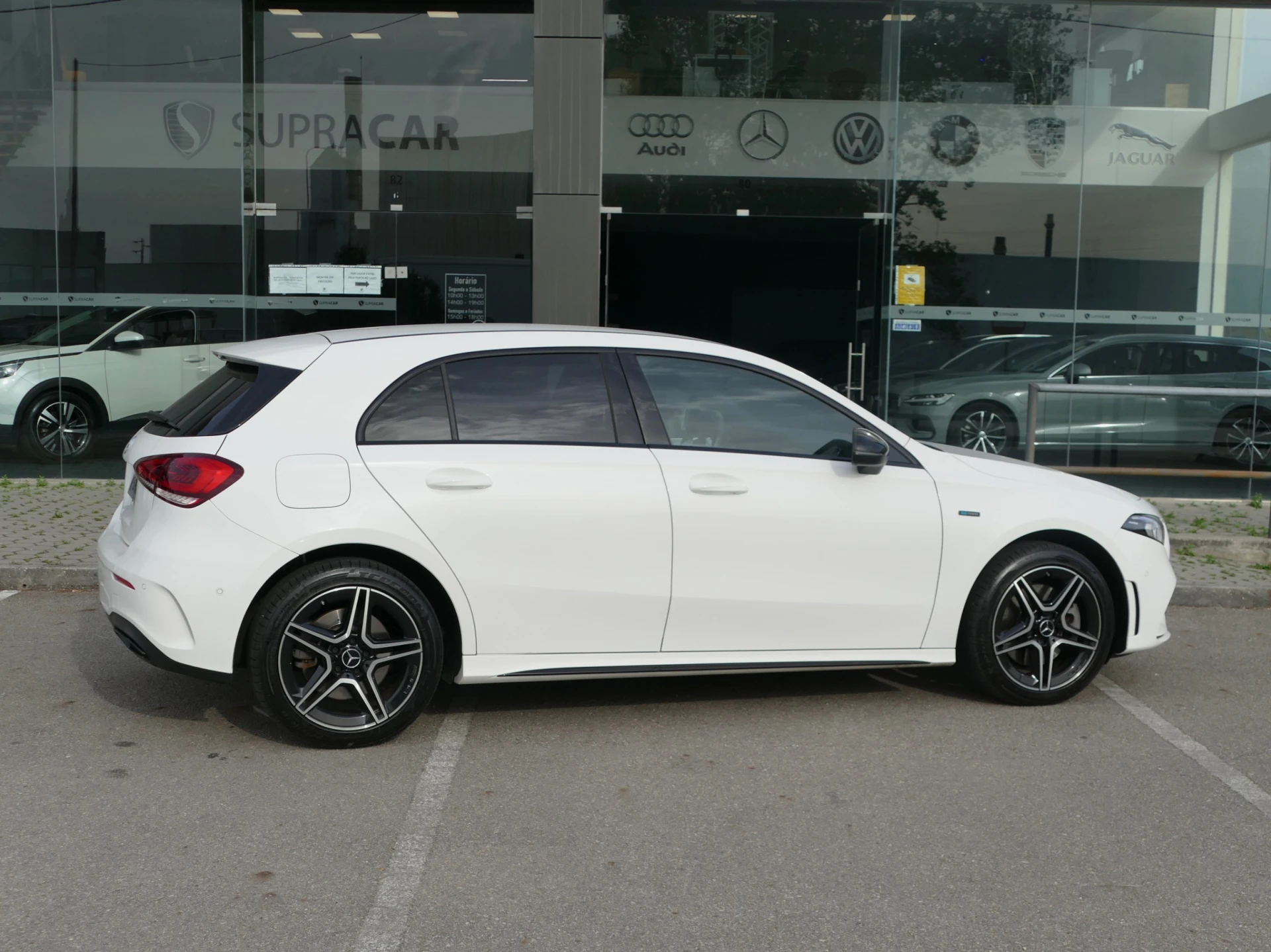 Mercedes-Benz A 250 e AMG Line 16