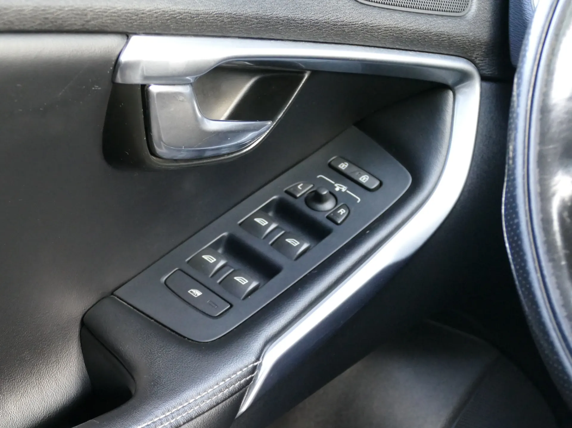 Volvo V40 2.0 D2 R-Design 27