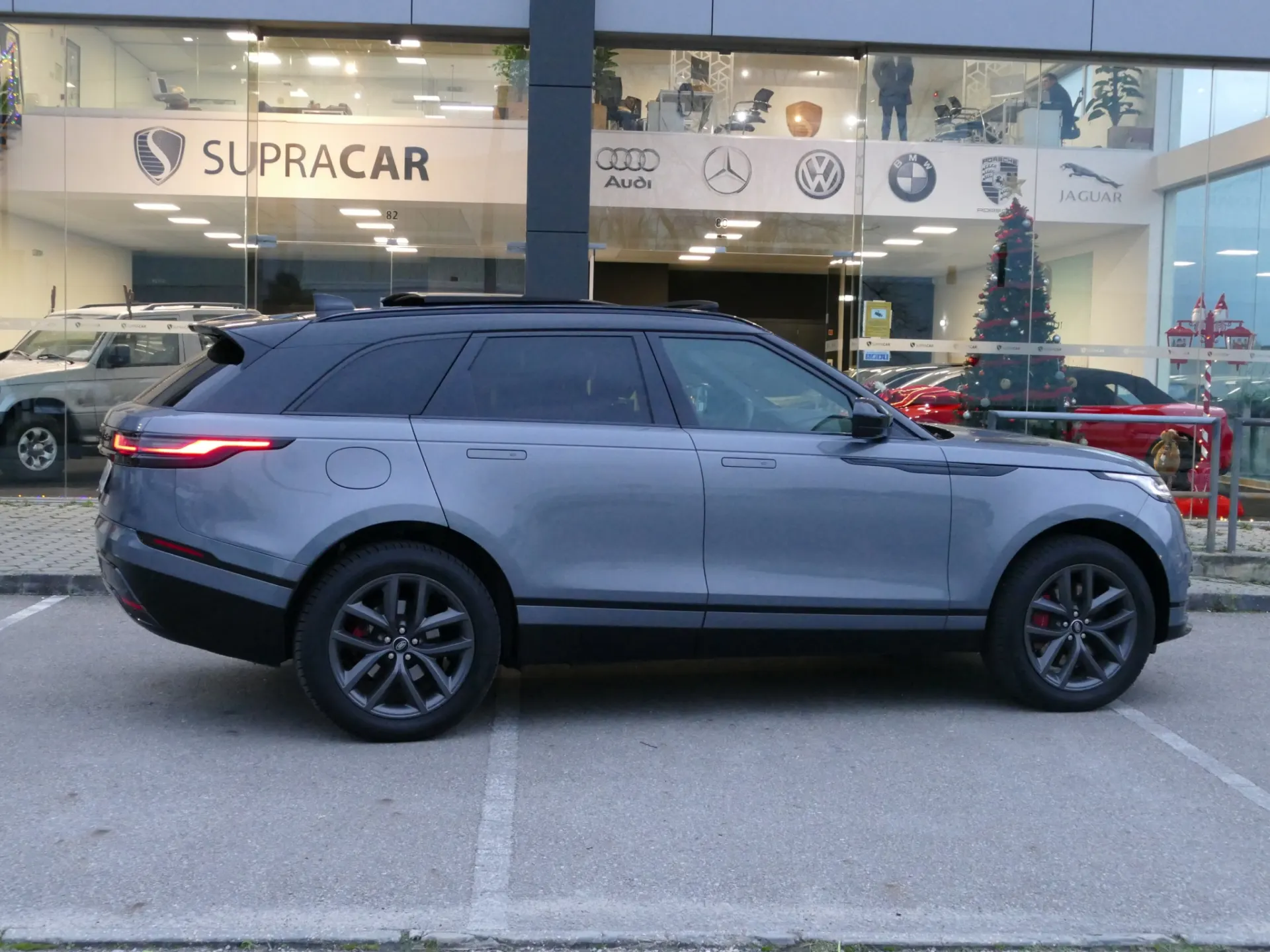 Land Rover Range Rover Velar 2.0 P400e AWD Dynamic SE 18