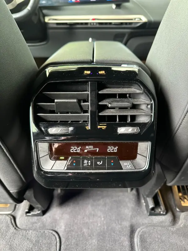 BMW iX xDrive 40 Pack Desportivo 27