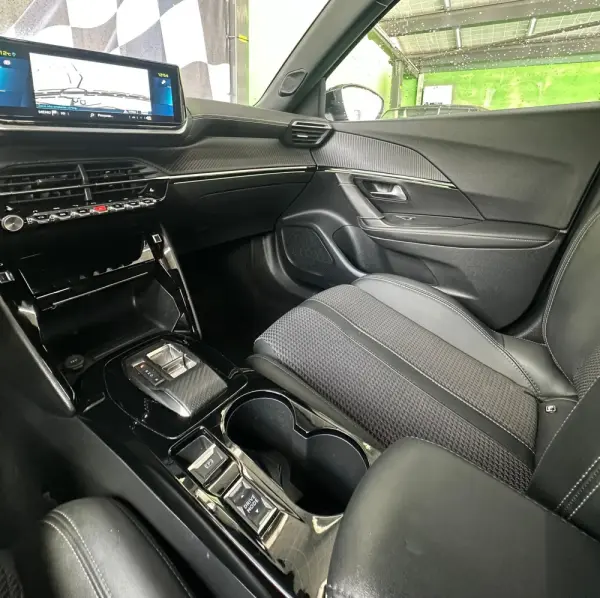 Peugeot e-2008 50 kWh GT Pack 26