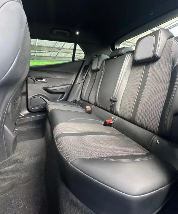 Peugeot e-2008 50 kWh GT Pack 29