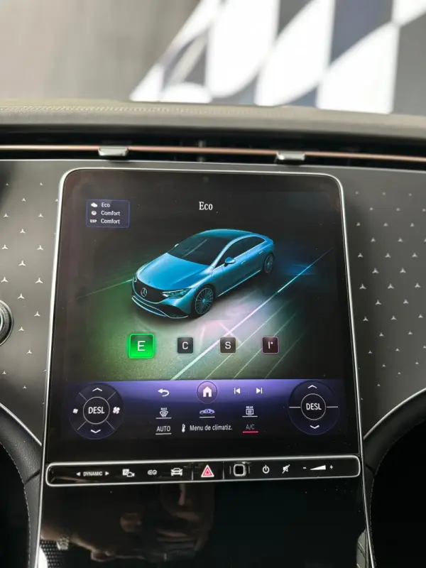 Mercedes-Benz EQE 300 Electric Art 18